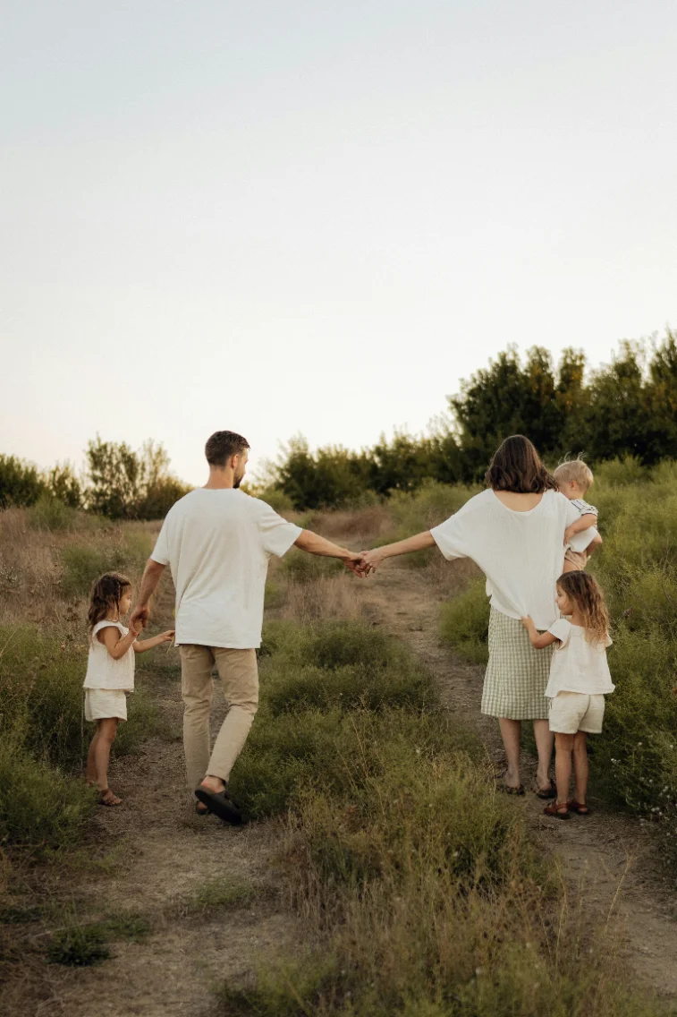 Familia caminando junta al atardecer